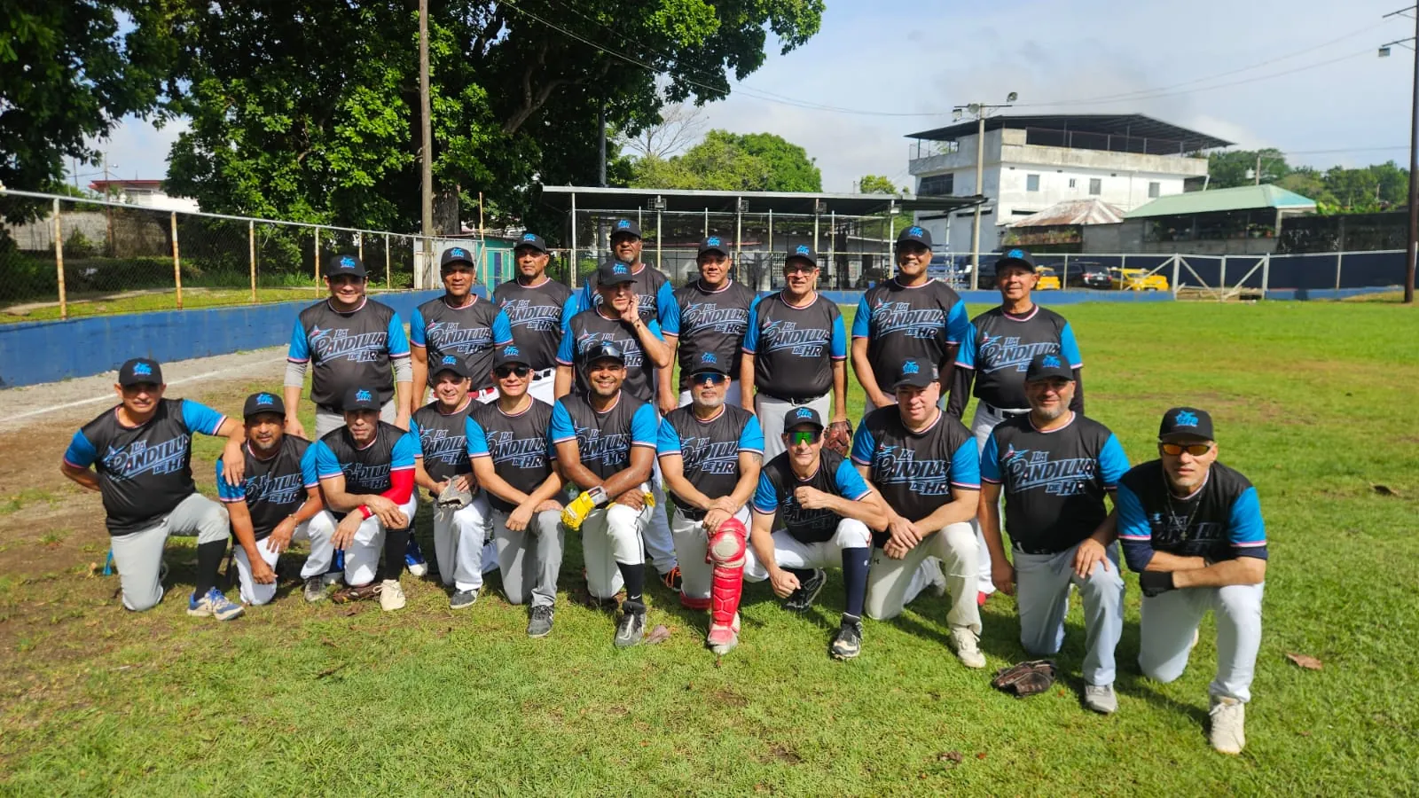 Equipo de softbol La Pandilla de HR con uniformes sublimados por Victory Sports