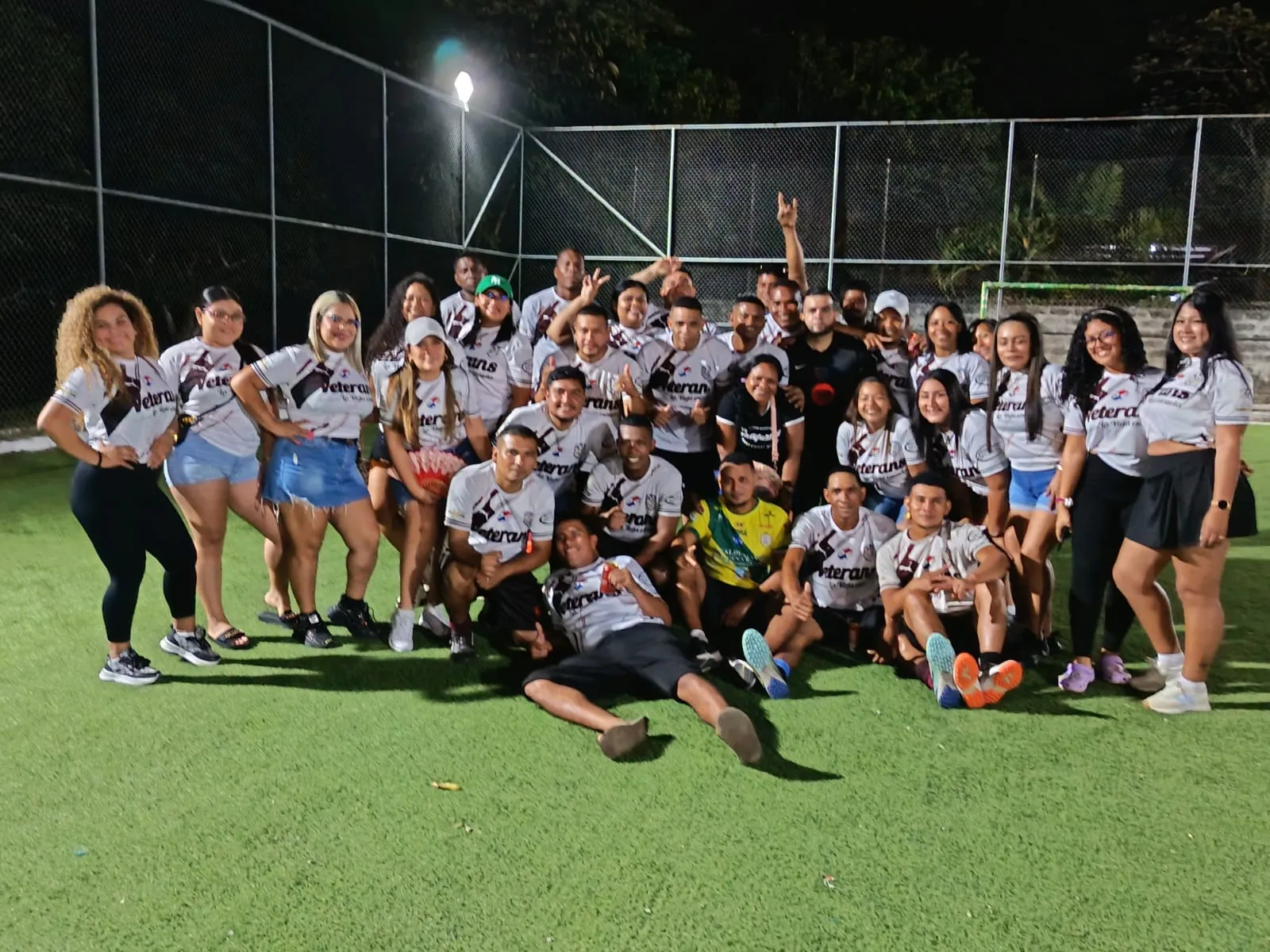 Equipo Veterans con camisetas sublimadas por Victory Sports