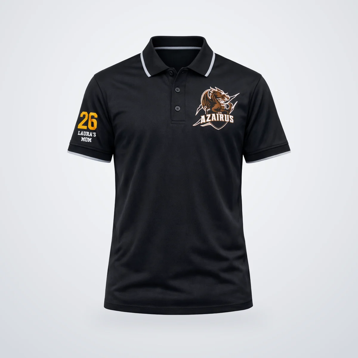 Polo negro con escudo bordado en el pecho y número en la manga